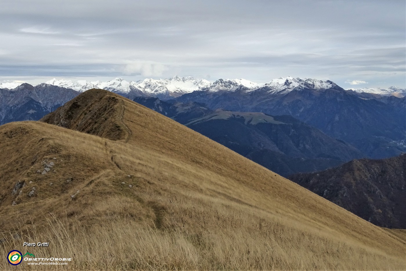 57 Vista tra il Baciamorti e l'Aralata.JPG